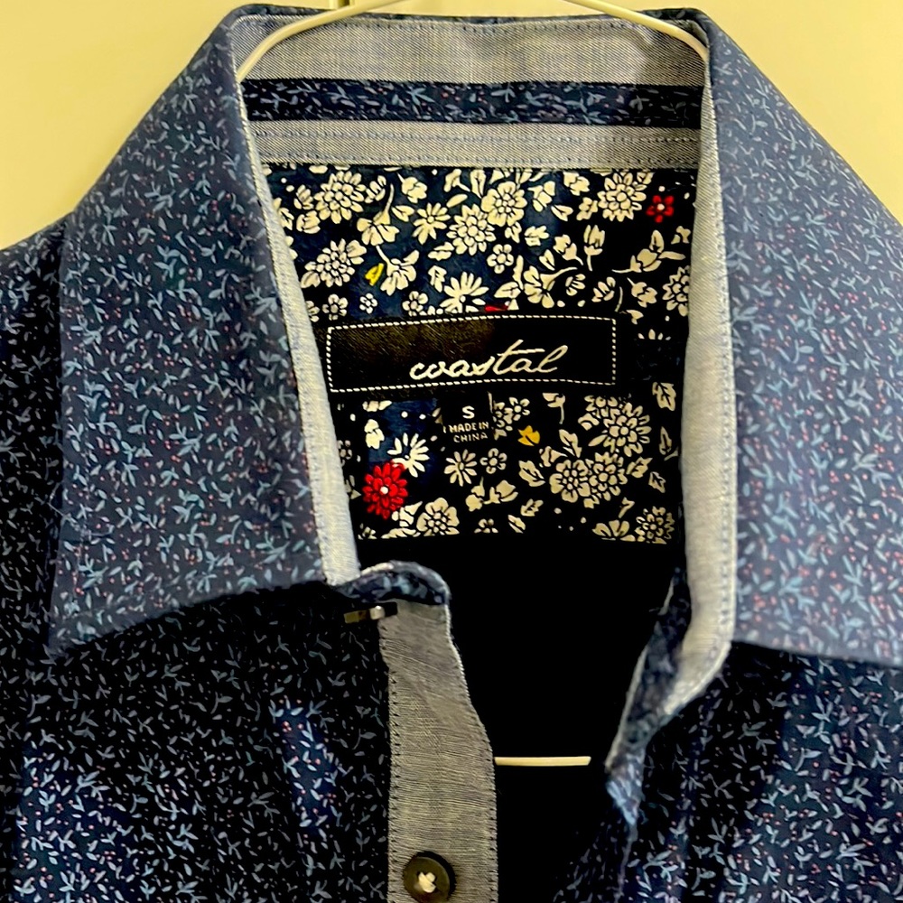 NWOT Coastal men's navy blue with small leaves print . Size S